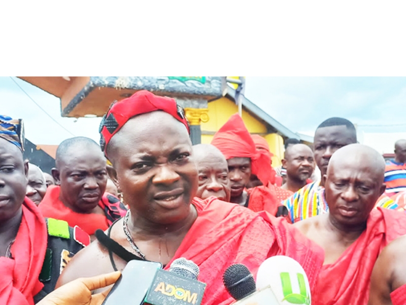 Nana EdkuPayin, chief f New Yakasi addressing the media after vote of no-confidence was passed in the embattled Registrar