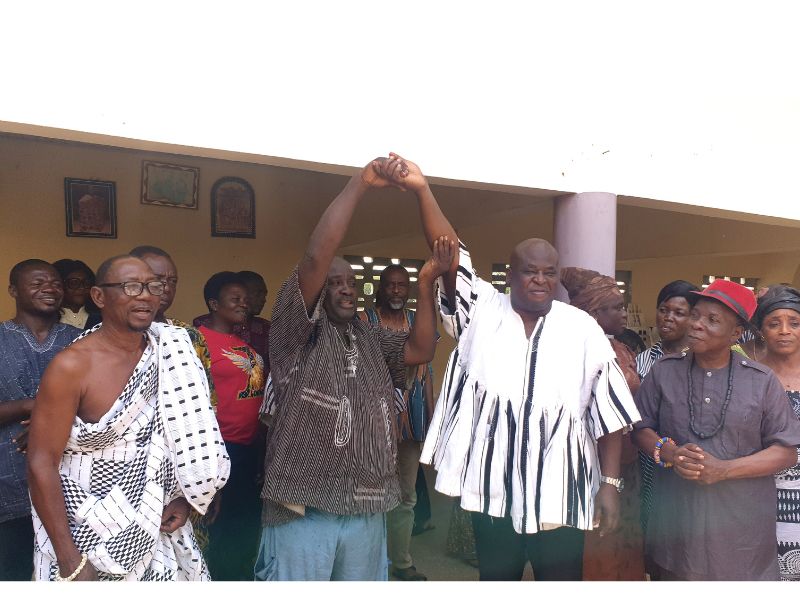 Numo Kojo Lakpleku, the stool father of the Beniana Clan, introduces Moses Beniana Mensah, the new family head, to the public at the Blebo Clan