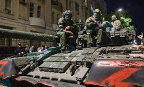 Russian troops withdraw from Moscow after mercenary revolt ends but trouble remains for Putin