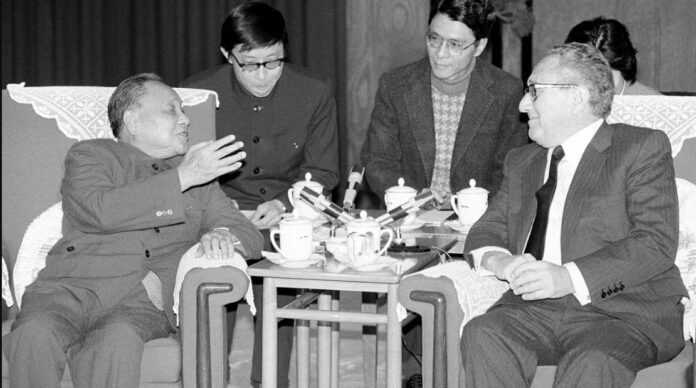 China's late paramound leader Deng Xiaoping met with former US Secretary of State Henry Kissinger in Beijing on November 11, 1985