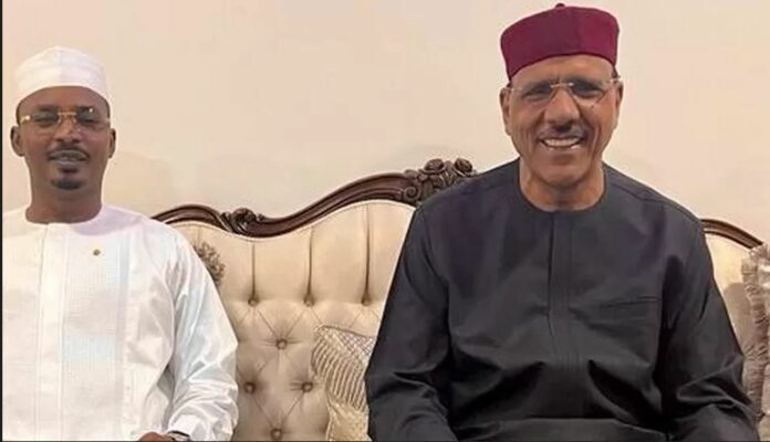 Niger's President Mohamed Bazoum (R) met Chad's Mahamat Idriss Déby Itno (L) at the presidential palace in Niamey