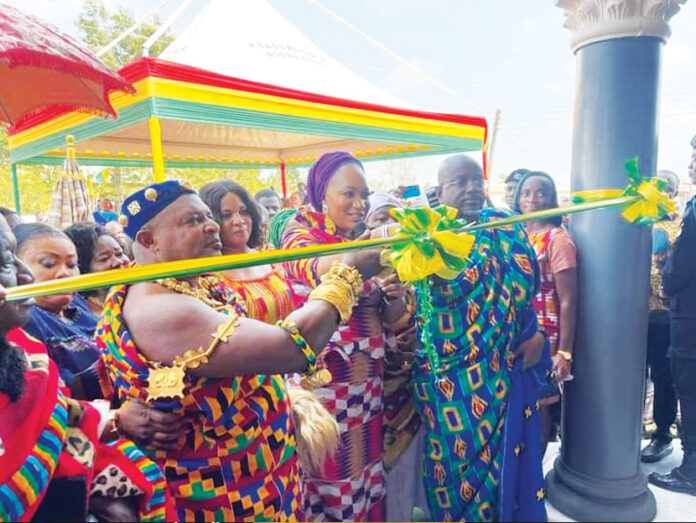 Mrs. Samira Bawumiah being assisted by Nana Bobie Ansah II, Chief of Bonwire to commission the facility