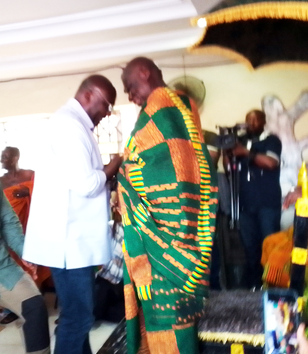 Dr. Mahammud Bawumia exchanging pleasantries with Barima Saasi Ayeboafo II Mampontenghene at his palace