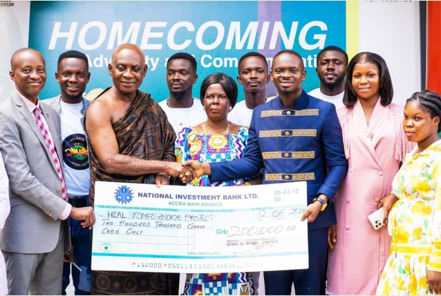 Nana Prof. Oheneba Boachie-Adjei, Otumfuo Hiahene receiving the Cheque on behalf of the Heal KATH Project Committee