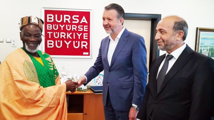 Ya-Na Abukari II receiving a gift from the Vice President of the Bursa Chamber of Commerce & Industry Cuneyt Sener. First from left is General Secretary of the Chamber Mr Omer Sendogan & First from Right is Board Member of the Chamber Mr. Junaid