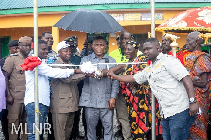 Deputy Minister for Lands and Natural Resources, Mireku Duker cutting the tape to commission the facility
