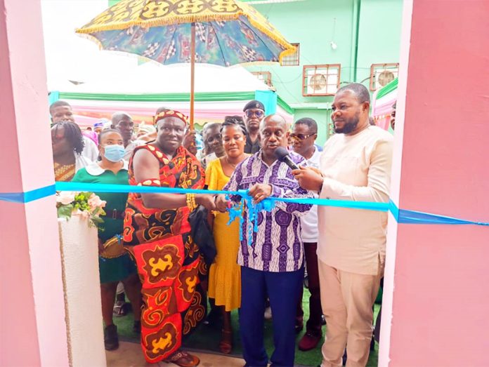 Minister Simon Osei Mensah, Ashanti Regional Minister being assisted by Adansi-Bona to commission the facility