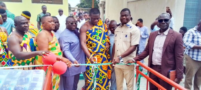 Nana Agyekum Kusi Ababio assisted by Ing. George Asiedu and Lord Inusah Lansah to commission the project