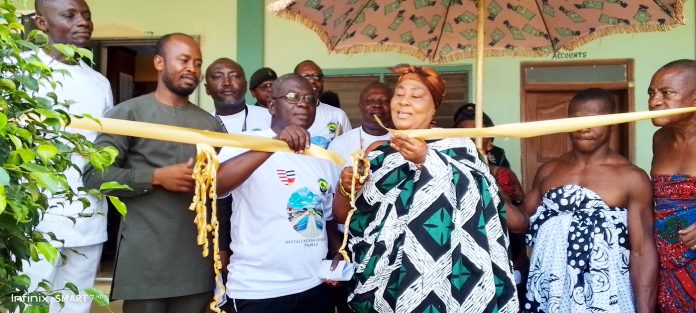 Oheneba Yaa Achiaa Panin, Queen mother of Apatrapa assisted by MCE Agyeninm Boateng to commission the Solar Installation Project