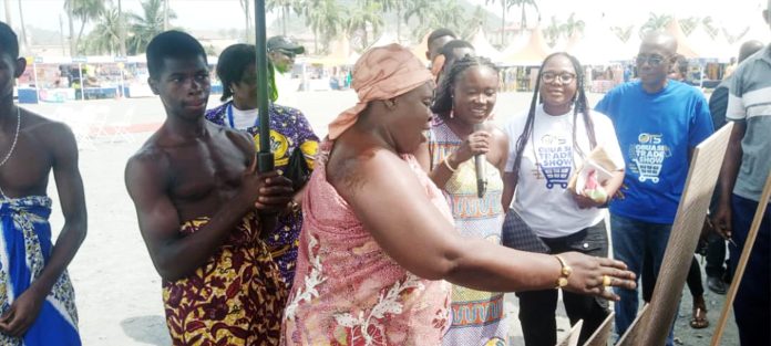 Nana Amonimaa Dede II, Adansihemaa admiring tiles, ceramics and other items at the Agyapomaa Ent. stand