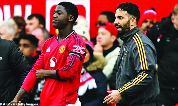 Kobbie Mainoo and coach Amorim