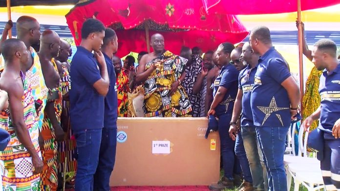 Nana Bi-Kusi Appiah presenting the ultimate prize to Team Asanko Gold Ghana