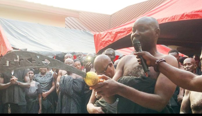 Nana Yamoah Agyemang swearing the oath of allegiance to Nana Effah-Apenteng (not in picture)