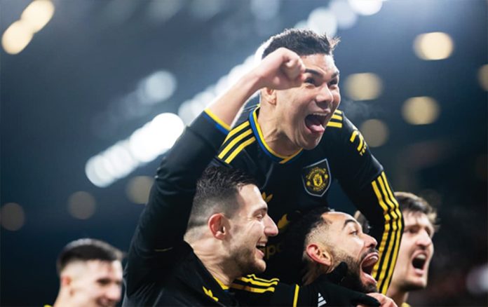 Manchester United players celebrating the winning goal