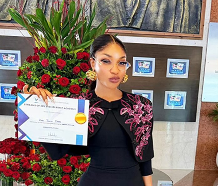 Tonto Dikeh displaying her certificate