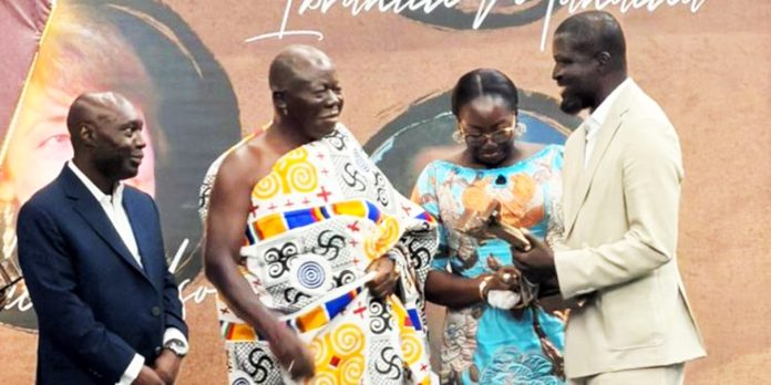 Ibrahim Mahama receiving his award from Lady Julia Osei Tutu