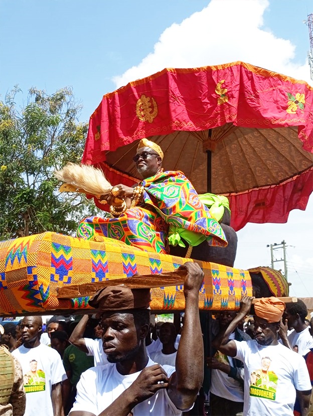 Nana Asiedu Ketekɛ I in a palanquin