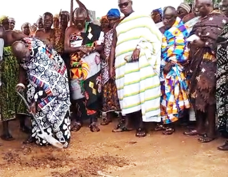 Kwabre East MCE Cuts Sod For 24hr Economy Market At Mamponteng 
