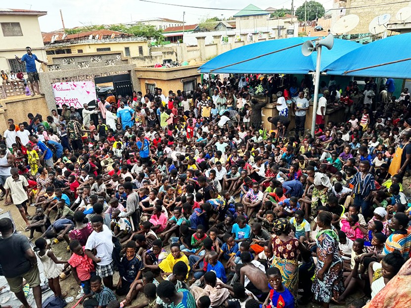 Asanteman Zongo Nkosuohene donates to Kumasi Central Prisons, fetes less privileged