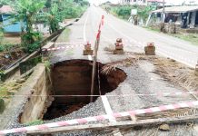 Kofiridua residents protest poor state of Apenkwa Brigde
