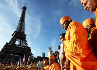 Investigation after female staff at Eiffel Tower replaced by men for religious visit