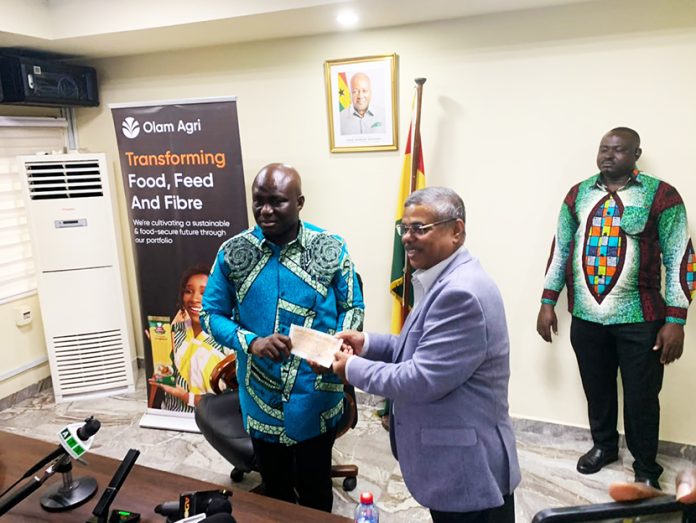 Minister for Food and Agriculture, Eric Opoku receiving the cheque