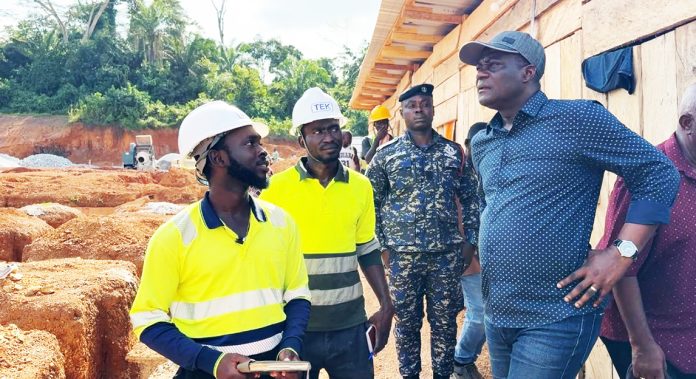 WR Minister interacting with contractor staff at site